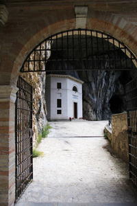 Valadier 寺位于红喉意大利的一个山洞内