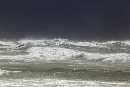 暴风雨中的大海抵御阴雨的天空照片