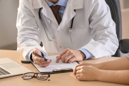 临床医生咨询病人照片