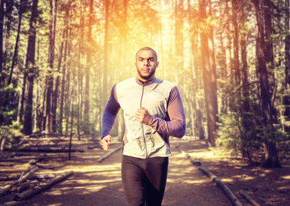 在森林中奔跑, 速度跑步, 健康的生活方式。运动员在早晨健身锻炼