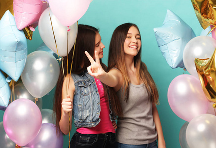 生活方式和人的概念 两个女孩的朋友与 colorfoul 空气气球年轻和快乐