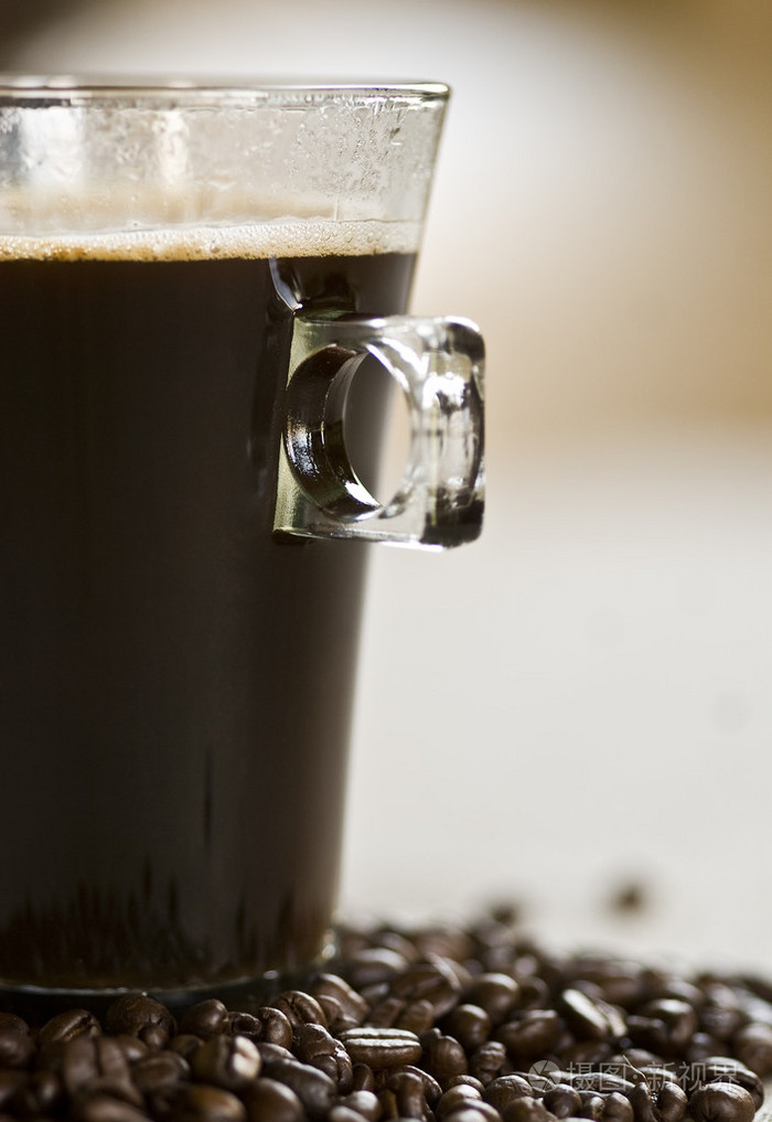 黑咖啡在杯中
