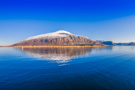 挪威山脉的户外景观。挪威 Hurtigruten 地区覆盖部分积雪的美丽山脉