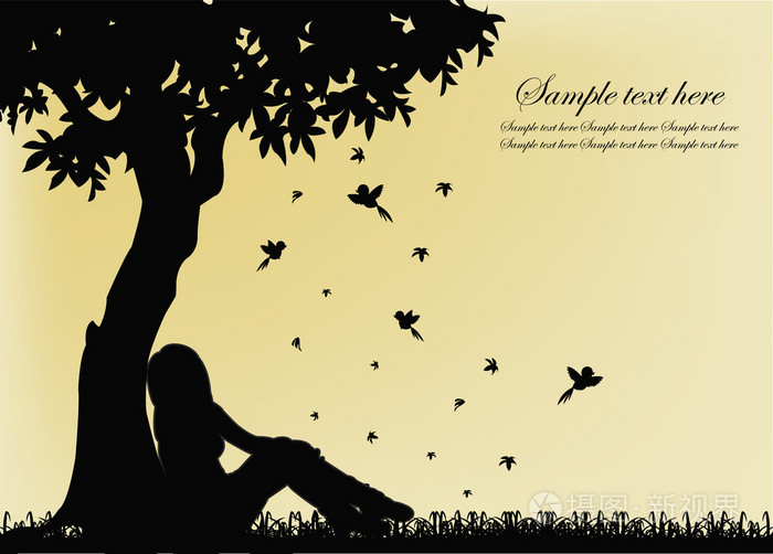 一个女孩坐在旁边一棵树的轮廓