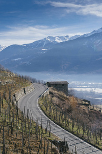 转弯路在 Valtellina, 一个谷在 Sondrio 附近在意大利北部的伦巴第地区, 毗邻瑞士