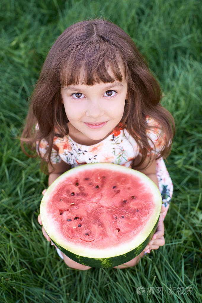 小女孩多汁的红色西瓜夏日阳光明媚的一天明亮的肝