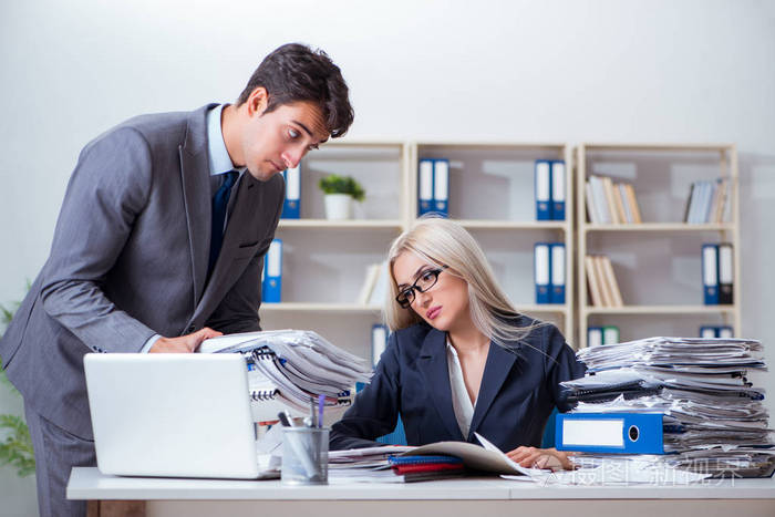 老板给他的助理秘书带来额外的工作