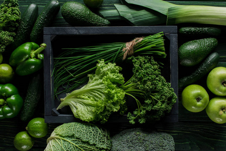 绿色蔬菜与健康饮食理念在木盒中的草本观