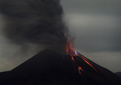 晚上的火山喷发。迦勒 krakatau 印度尼西亚