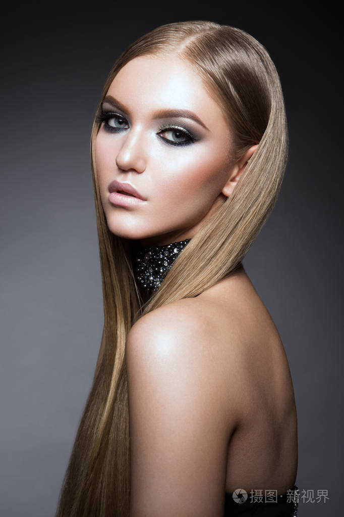 美丽的女人脸画像.漂亮的模特完美的新鲜清洁皮肤的女孩