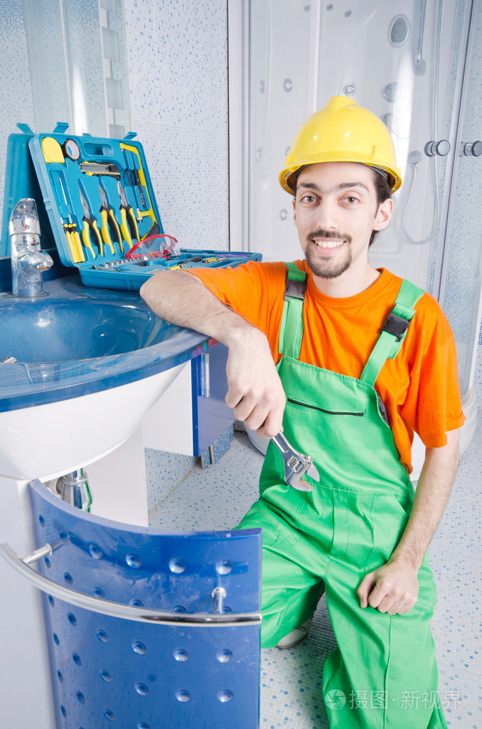 水管工在浴室里工作