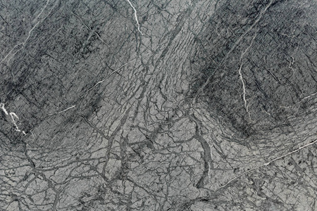 黑色花岗岩以白色裂纹纹理抽象为背景。天然石材