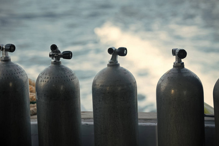在黑钢瓶氧气压缩空气压缩气体钢瓶水泵系统.