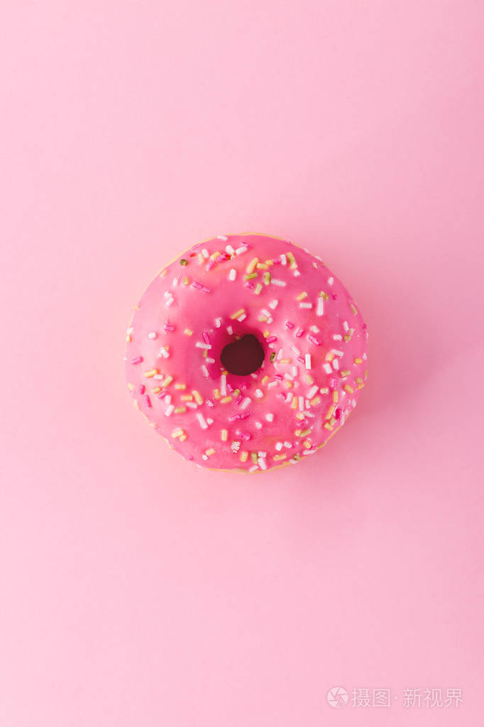 洒上粉色甜甜圈