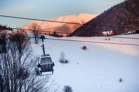 滑雪胜地。山在雪中。日落在山里