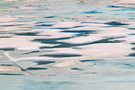 冰川融水从格林内尔冰川