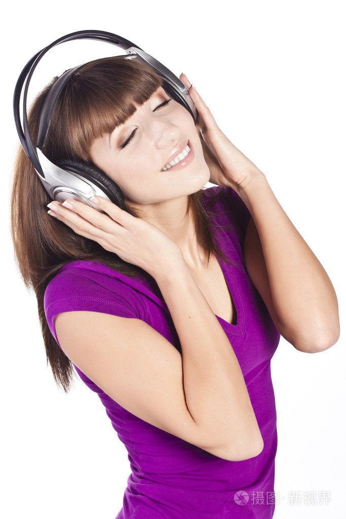 听和享受音乐的漂亮女人