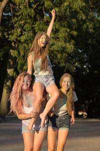 三有趣的年轻女性朋友在节日里玩得开心