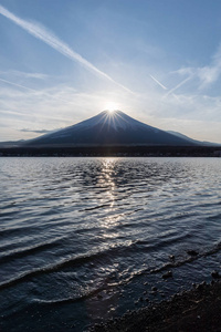 富士钻石富士钻石在 Yamanakako 湖冬季。钻石富士是在富士山山顶举行的落日美景的名字。