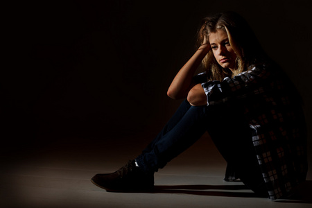 忧郁的孩子坐图片