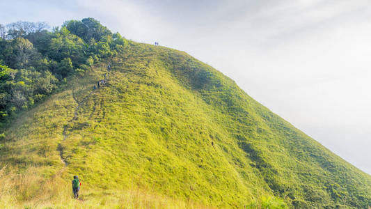 一群人徒步漫步在山水绿玻璃山备忘录