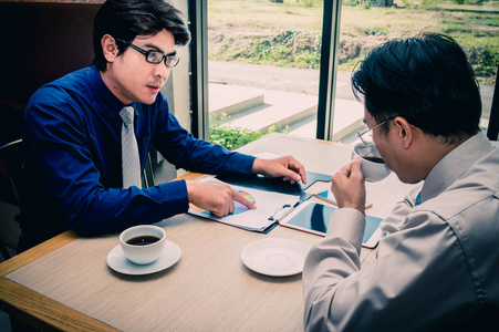 亚洲两个人聊天图片