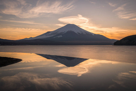 富士山和 Yamanakako 冰湖与反射在晚上冬天