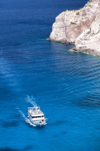 蔚蓝海湾与小船在希腊海