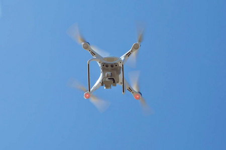 无人驾驶飞机四直升机用高分辨率数码相机上天空