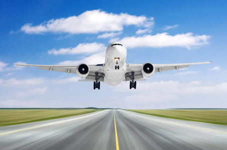 大飞机飞机起飞着陆速度运动在跑道上的好天气与积云天空天照片