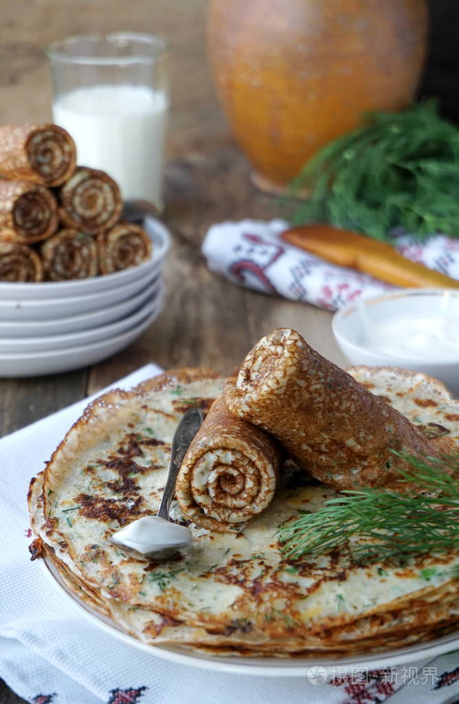 裹着莳萝的俄罗斯薄饼