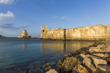 迈索尼城堡和 Bourtzi 塔在 Peloponnese 的南海角