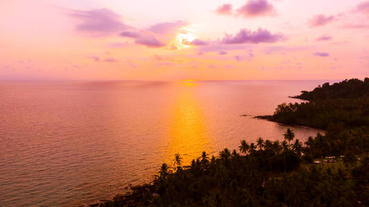 鸟瞰与海和海滩在海岛在日落时间为旅行假日假期概念