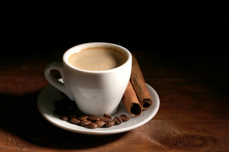 咖啡 肉桂和咖啡豆木桌上的杯子