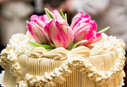 婚礼蛋糕装饰着粉红色的郁金香
