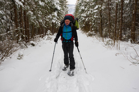 徒步旅行者, 带着大背包, 走在穿雪鞋