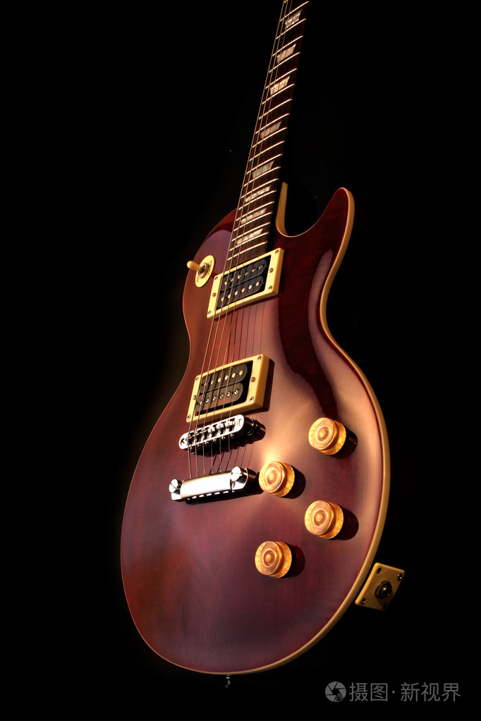 孤立在黑色背景上的电吉他