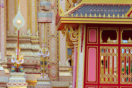 泰国寺庙建筑和雕塑的天使图片