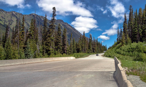 从温哥华到 Lillooet 镇的山区公路。海到天空高速公路 不列颠哥伦比亚省加拿大