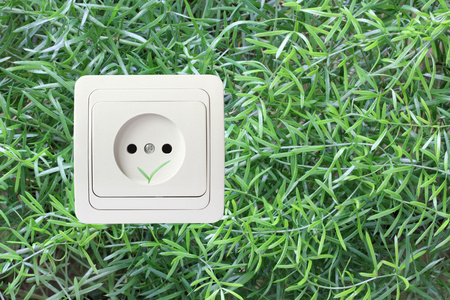 绿草背景上电电源插座