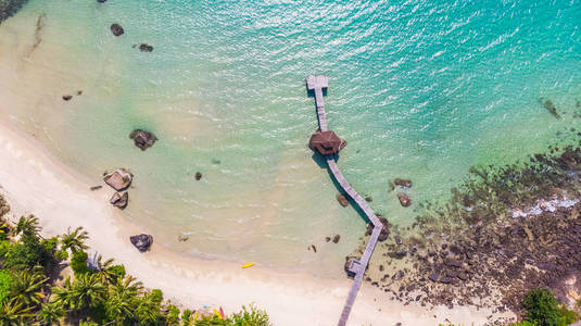 鸟瞰与美丽的热带海和海滩风景为旅行假日假期概念