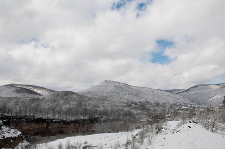 3月。雪.Adygea。Kamennomostsky