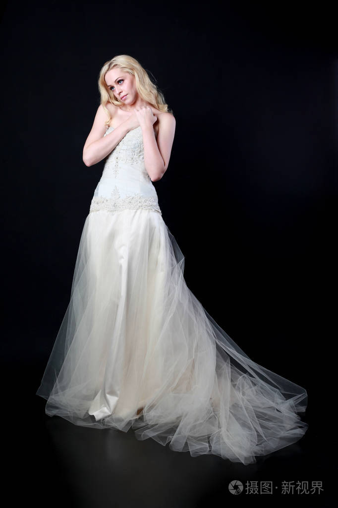 穿白色新娘礼服的模特全长肖像, 黑色背景站立姿势