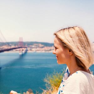 女游客享有里斯本和4月25日大桥的全景景色。