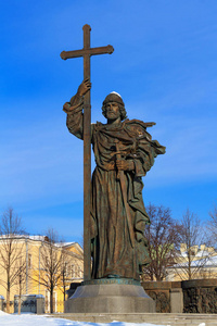 王子广场borovitskaya 广场上的弗拉基米尔王子白雪覆盖的纪念碑照片