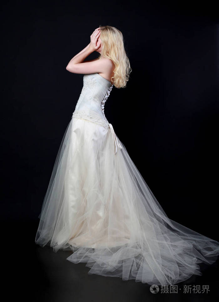 穿白色新娘礼服的模特全长肖像, 黑色背景站立姿势
