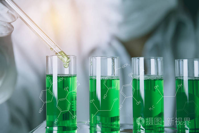 研究员与玻璃实验室化学试管用液体为分析, 医学, 药剂和科学研究概念