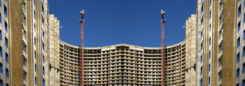 建筑起重机在建建筑的背景