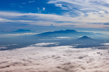 Argopuro 和 Raung 火山在东爪哇从 mt Semeru 高峰2版