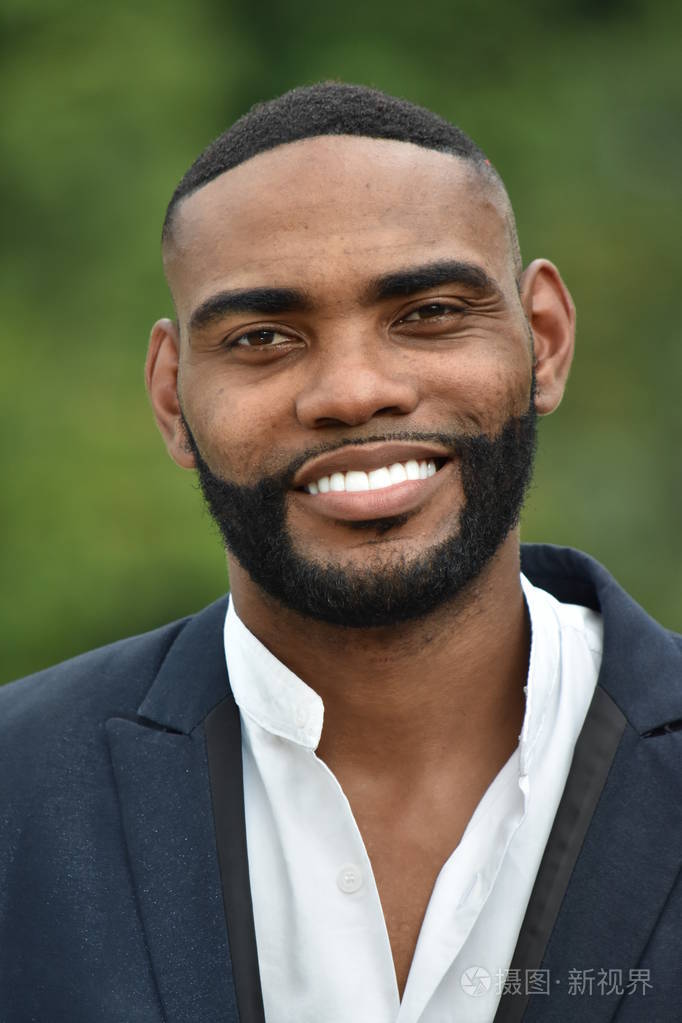 胡子黑色男性微笑